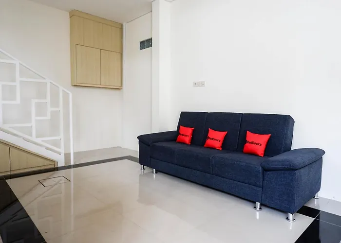 RedDoorz near Pasar Gede Solo Hotel